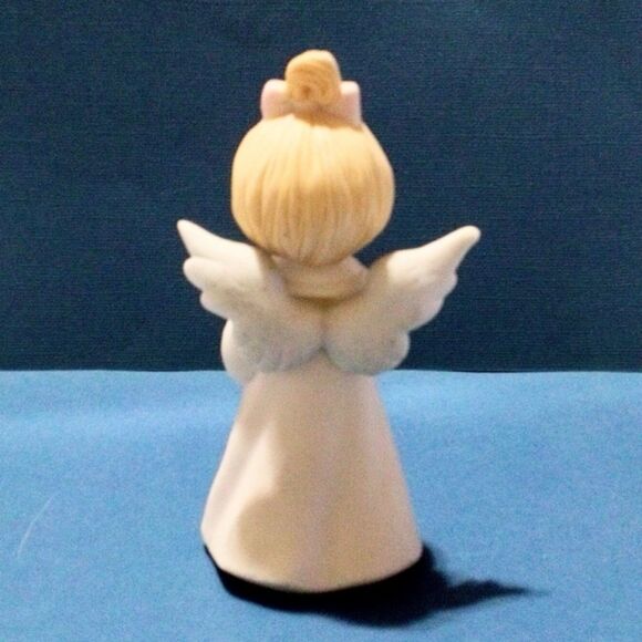 Vintage 1988 Roman Bisque Porcelain Angel Figurine Christmas Dream - Picture 5 of 6